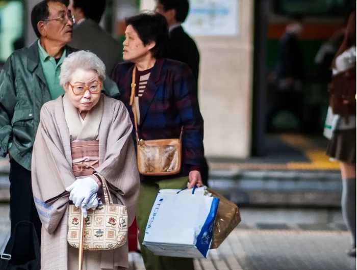 日本男人整日醉酒，为啥还能寿命世界第一？这3点一般人未必做到