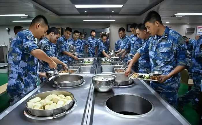 航母有多难养？山东舰上几千人，一天7顿饭，难怪小国养不起航母