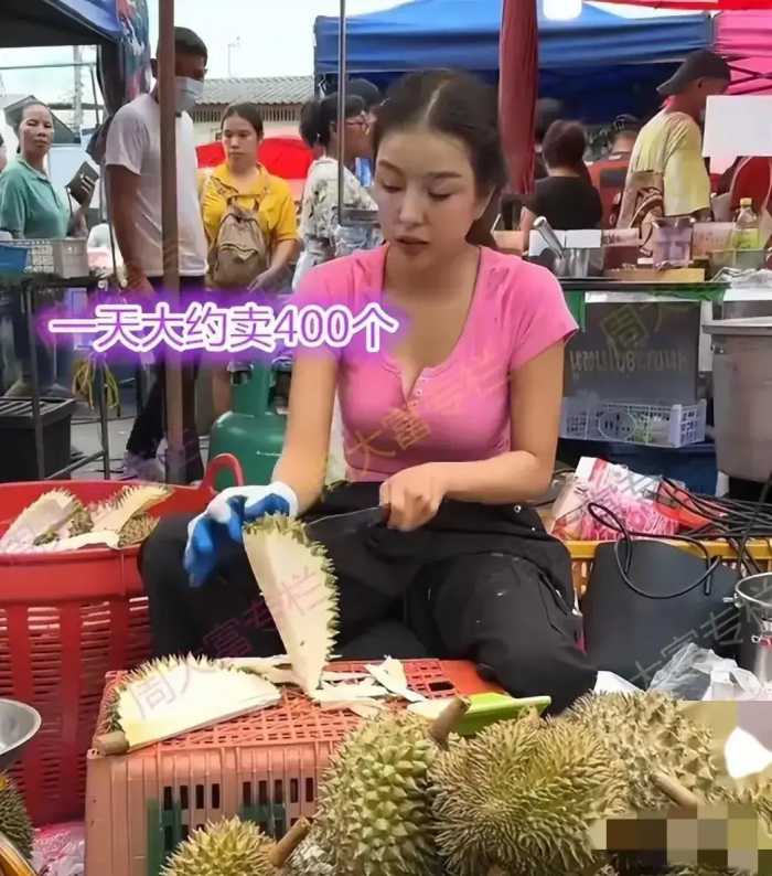 广西：貌美女子摆摊，一天卖400个榴莲，网友：榴莲卖相好，肉多