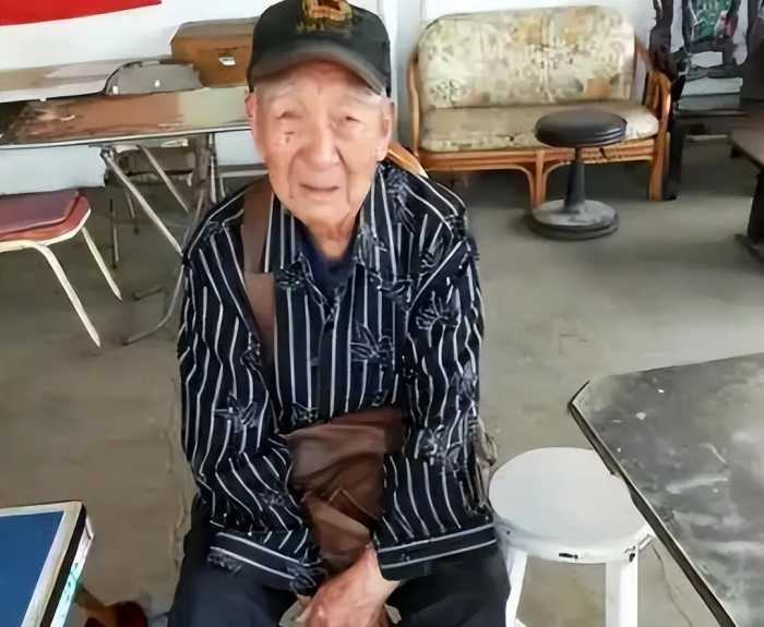 九旬台湾老兵欲回重庆祭祖，走下飞机后却怒道：这不还是台北嘛？