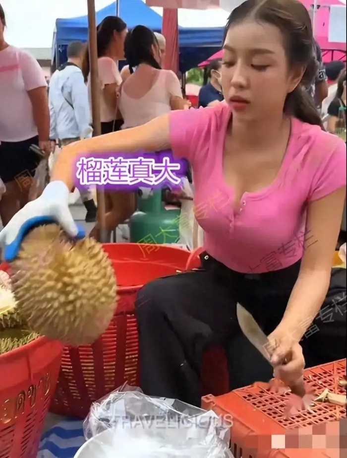 广西：貌美女子摆摊，一天卖400个榴莲，网友：榴莲卖相好，肉多