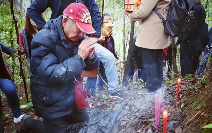 九旬台湾老兵欲回重庆祭祖，走下飞机后却怒道：这不还是台北嘛？