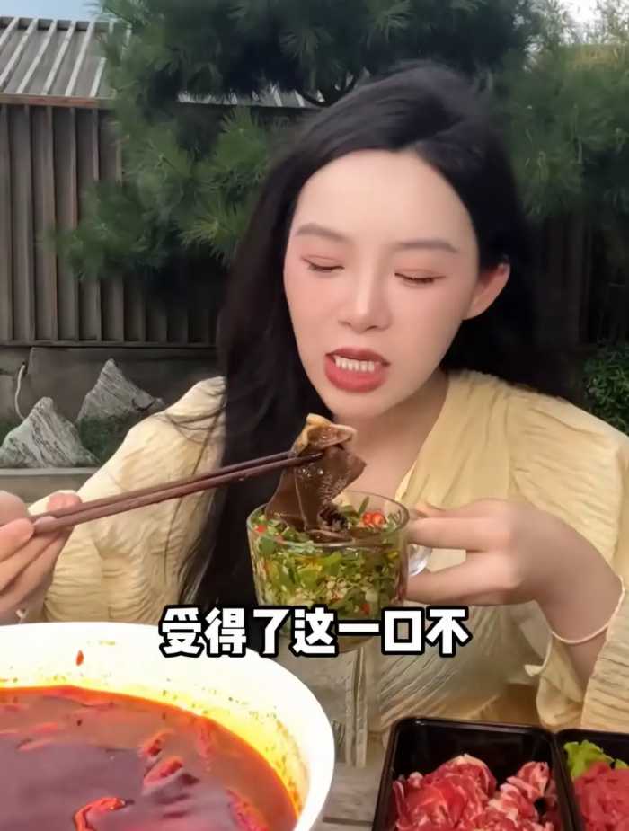 千万网红小贝月子里吃麻辣火锅，喝冰可乐！产后15天出门吃宵夜？