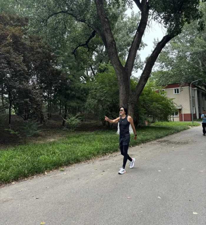 周润发现身北京公园跑步，和众多粉丝合影没架子，花白胡子超显老