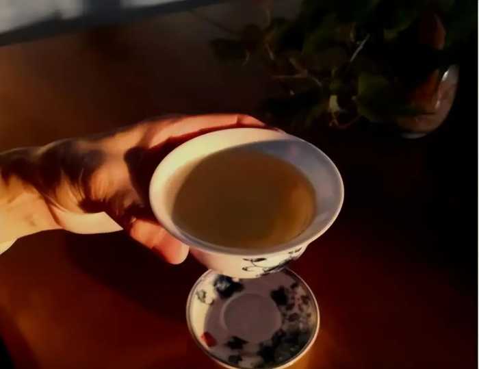 “反向喝茶”不可取，爱喝茶的人要注意，喝茶时尽量远离4个误区