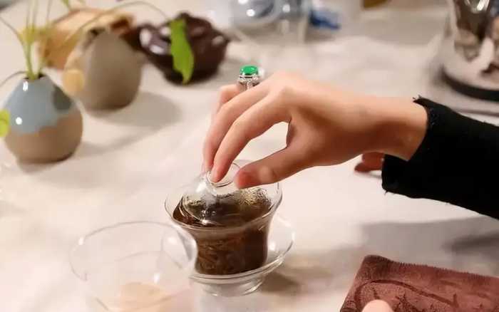 “反向喝茶”不可取，爱喝茶的人要注意，喝茶时尽量远离4个误区