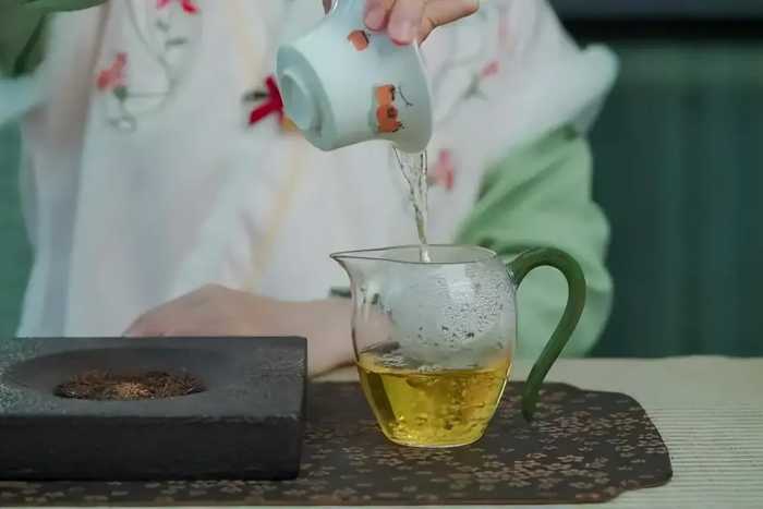 “反向喝茶”不可取，爱喝茶的人要注意，喝茶时尽量远离4个误区