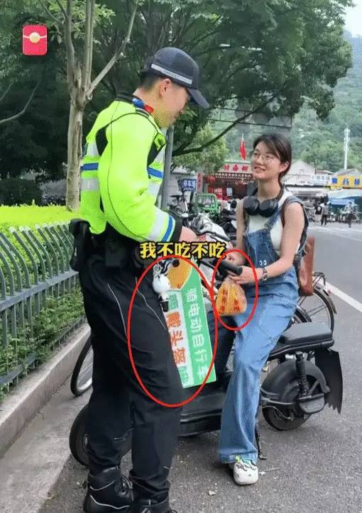 温医大女生没戴头盔被抓，交警让举牌拍照发朋友圈，女生做法好萌