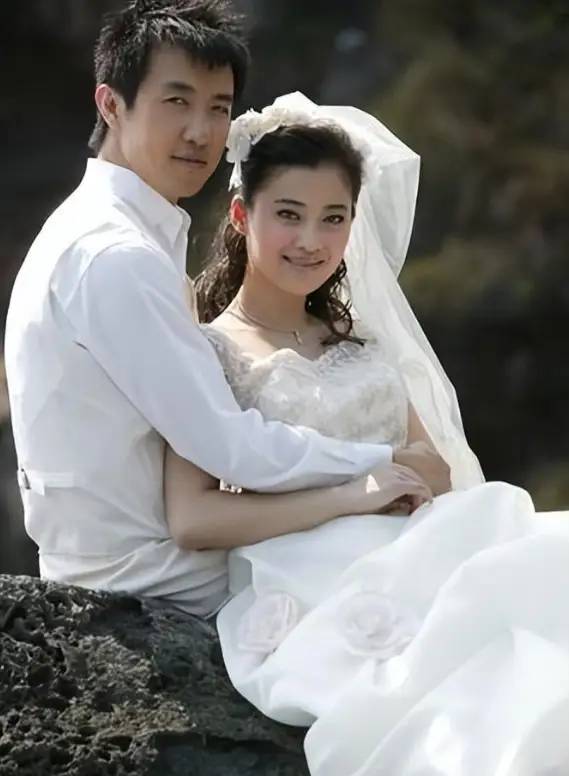 梅婷养他6年，李小冉为他堕胎2次，如今他55岁娶小15岁娇妻好幸福