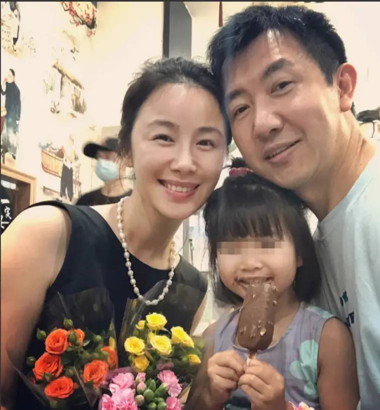 梅婷养他6年，李小冉为他堕胎2次，如今他55岁娶小15岁娇妻好幸福