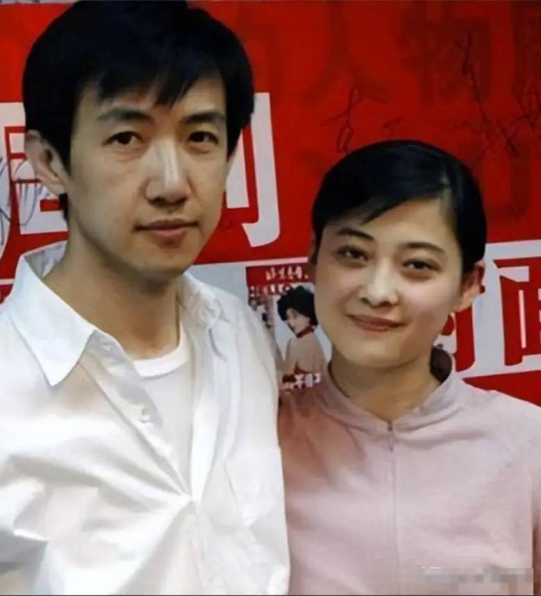 梅婷养他6年，李小冉为他堕胎2次，如今他55岁娶小15岁娇妻好幸福