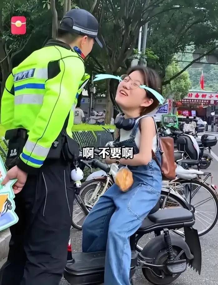 温医大女生没戴头盔被抓，交警让举牌拍照发朋友圈，女生做法好萌