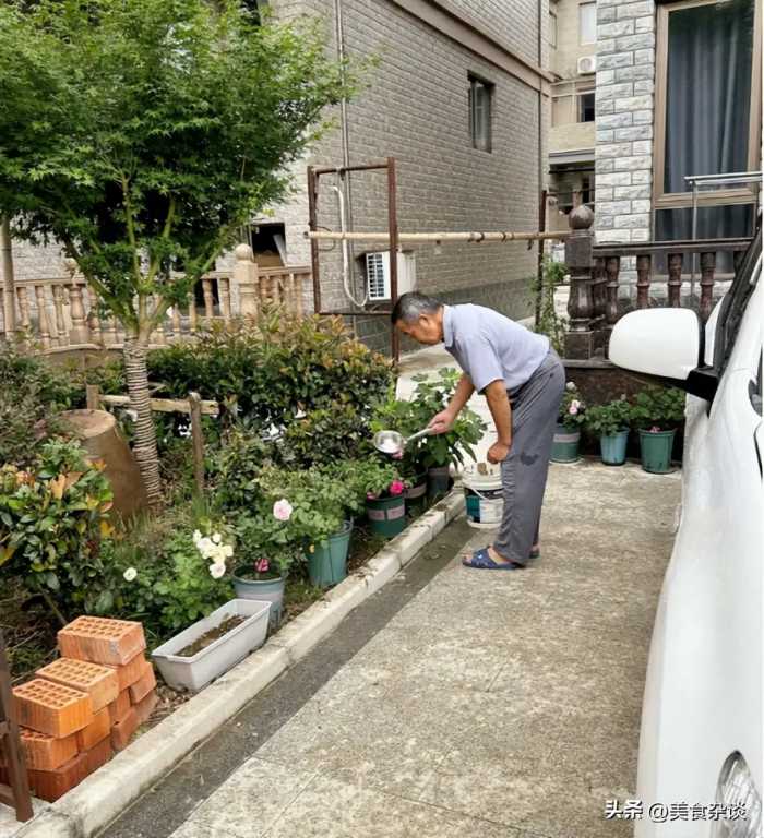 河南一人请客，40位战友应邀赴宴，吃海鲜喝茅台，结账时集体震惊