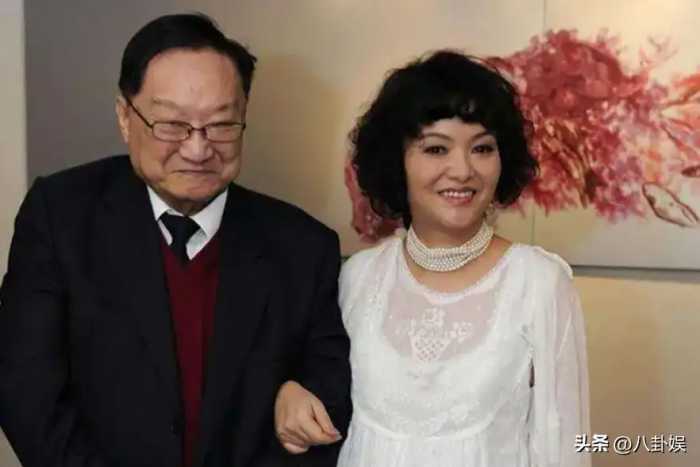 为娶小29岁小三，抛弃相伴23年妻子，儿子自杀后她让小三付出代价