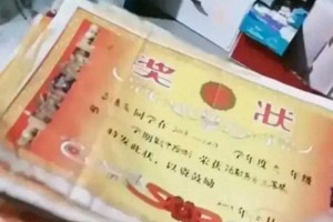 男孩中考落榜，其父母撕掉满墙奖状，男孩哭诉：这奖状有啥用呢？